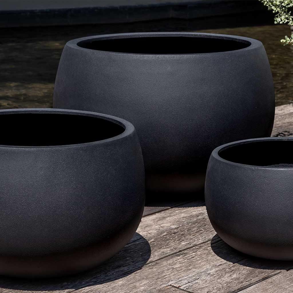 http://campaniainternational.com/cdn/shop/files/94-206-13903-norfolk-planter-s3-fiberglass-lite-onyx-black_1200x1200.jpg?v=1697565758